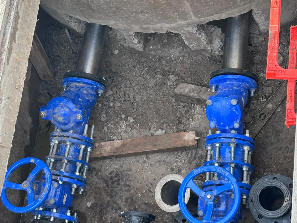 Detalle de bombas, cañerías y válvulas en el pozo de bombeo ejecutado por CR en Salto